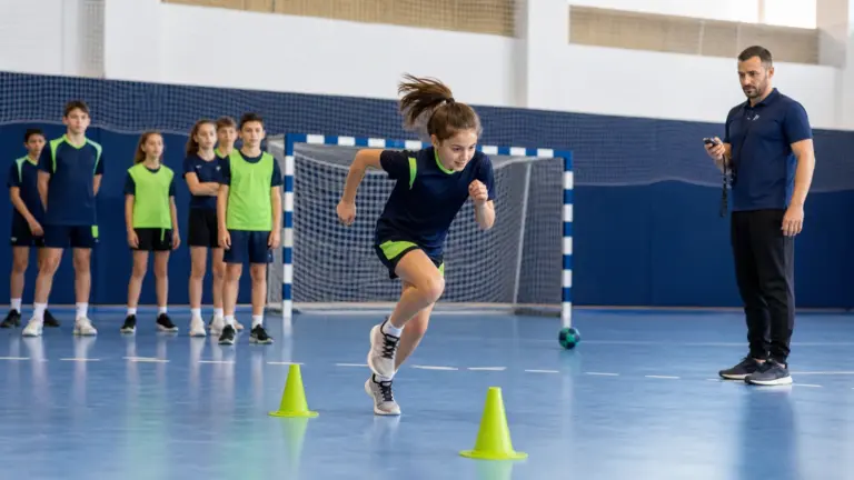 20 metre sürat testi protokolünün doğru ve güvenli uygulaması yapan çocuklar ve uygulamayı izleyen spor bilimci.