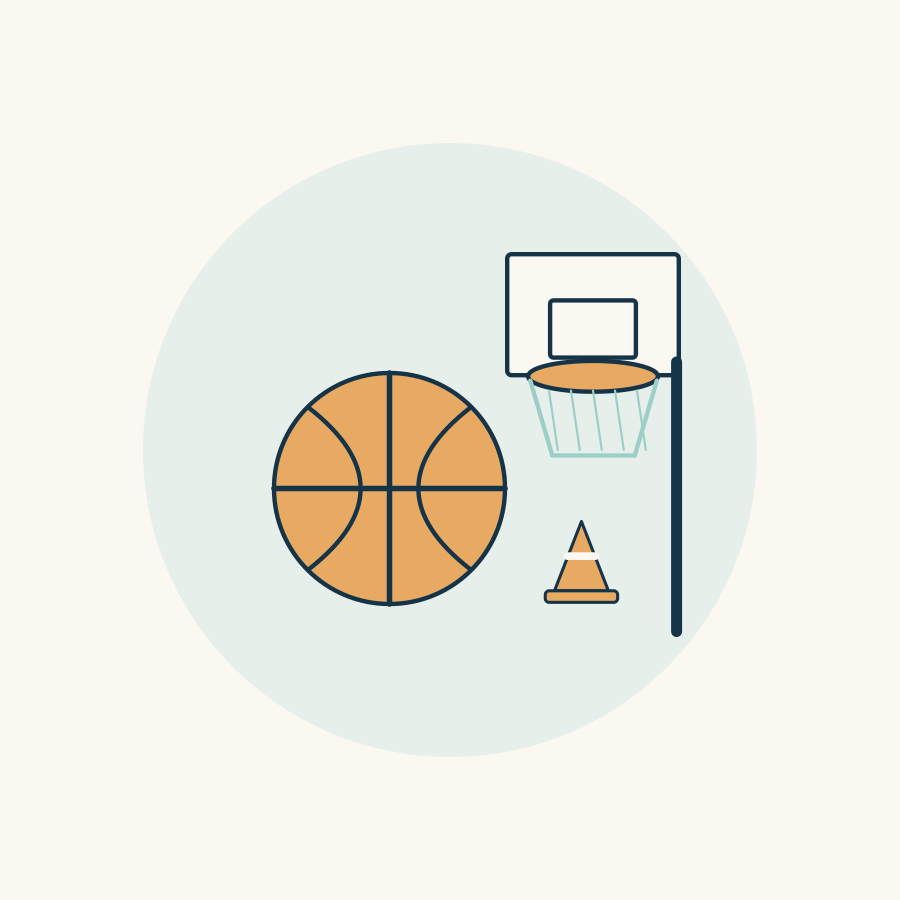 Basketbol antrenman malzemeleri: Üç farklı kurulum Basketbol topu, pota ve antrenman konisinin editoryal çizimi.